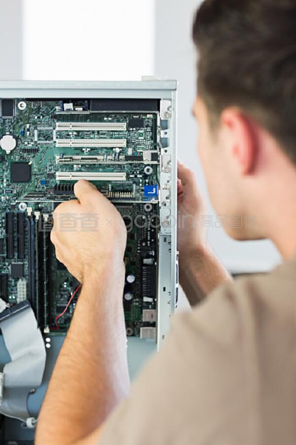 计算机工程师如何安全高效地维修运行中的计算机